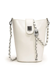 Sac seau blanc minimaliste avec fermoir argenté et bandoulière chaîne sur fond blanc