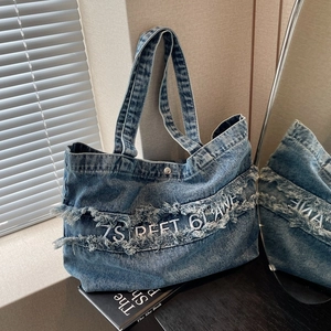 Grand sac cabas en denim avec bords effilochés et broderie pour le shopping d'été