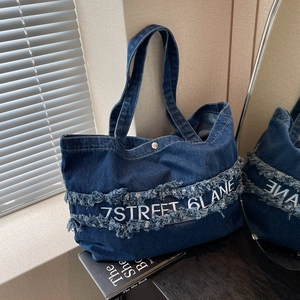 Grand sac cabas en denim bleu foncé avec broderie 7STREET et détails effilochés