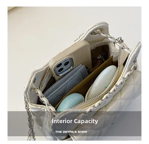 Vue de l'intérieur montrant la capacité de rangement du sac à chaîne matelassé blanc