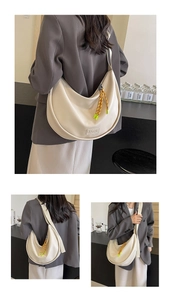 Détails du sac demi-lune beige avec pendentif en corde orange et bandoulière large