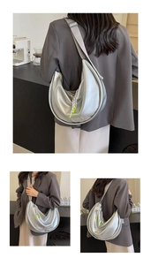 Détail du sac croissant argenté avec logo FADU embossé et bandoulière en corde tressée