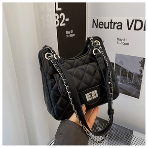 Détails du sac en cuir matelassé noir avec fermoir rotatif argenté et chaîne