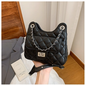 Vue détaillée du sac à main noir matelassé avec chaîne argentée et design oreilles de chat