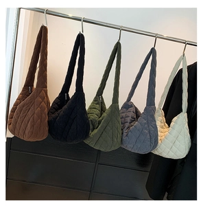 Detailanzeige von fünf bunten gesteppten Hobo-Schultertaschen an einem Ständer
