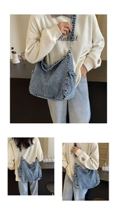 Détails du grand sac en jean délavé vintage avec poches latérales et bandoulière large