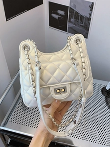 Sac bandoulière en cuir PU matelassé blanc avec chaîne argentée et fermoir pivotant