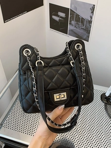 Sac à bandoulière en cuir matelassé avec chaîne argentée et fermoir rotatif