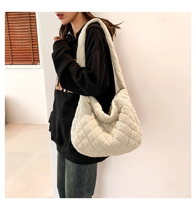 Detailansicht der beigen gesteppten Cord-Hobo-Tasche an der Schulter für das Styling