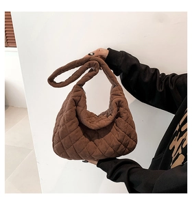 Nahaufnahme des gesteppten Rautenmusters auf einer braunen Cord-Hobo-Tasche