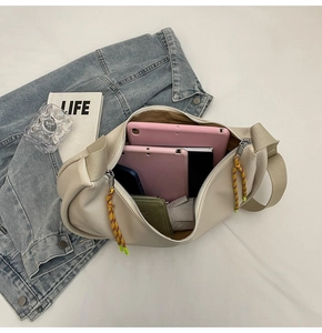 Vue intérieure montrant la grande capacité du sac beige avec fermeture éclair éclair