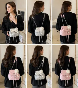 Detalle de mini mochilas acolchadas en plateado y rosa con cadenas y pompón de piel
