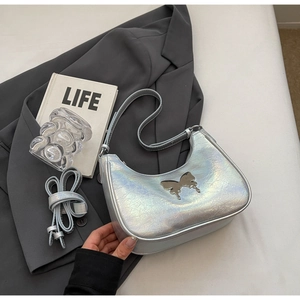 Vista macro della borsa olografica argento con una grande fibbia a farfalla in metallo lucido
