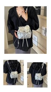 Détails du mini sac à dos argenté matelassé avec bretelles chaîne et pompon pelucheux