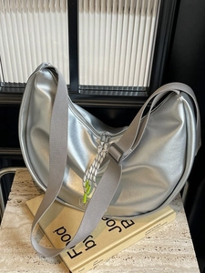 Sac croissant argenté métallique avec bandoulière large et tirette de zip sportive
