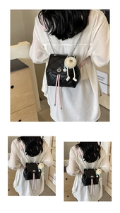 Détails du sac à dos en cuir matelassé noir avec chaînes argentées et pompon peluche