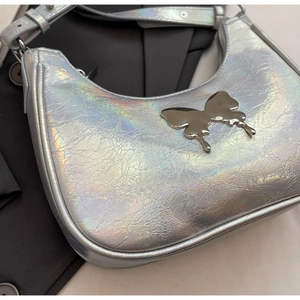 Dettaglio borsa hobo olografica argento con emblema farfalla di lava e pelle plissettata