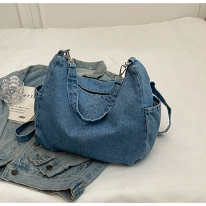 Détail du sac fourre-tout rétro en denim bleu avec boucles argentées et fermeture