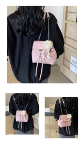 Détail d'un mini sac à dos rose matelassé avec chaîne en métal et porte-clés en peluche