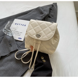 Détail du mini sac à dos matelassé blanc cassé avec fermoir rotatif argenté et cordon