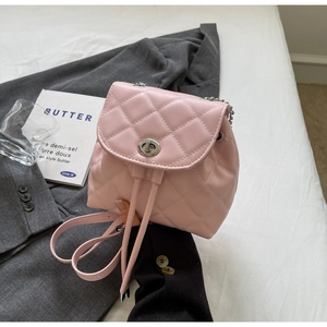 Mini sac à dos rose matelassé avec fermoir rotatif argenté et bandoulière en chaîne