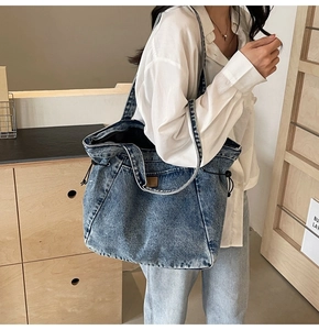 Detailaufnahme der dunkelblauen Denim-Tragetasche mit Tunnelzug an den Seiten