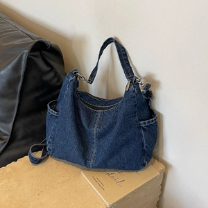 Grand sac hobo rétro en jean bleu avec bandoulière réglable et poches latérales