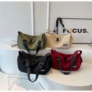 Detailansicht von vier Crossbody-Taschen aus Nylon mit breiten Trägern und Reißverschlüssen