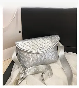 Dettaglio borsa a tracolla intrecciata argento con ampia tracolla jacquard logata