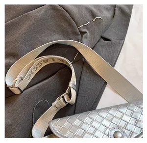 Dettaglio della borsa a tracolla intrecciata argento con ampia fascia e ricamo Classic