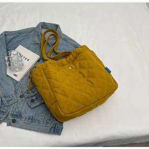 Sac fourre-tout matelassé jaune avec cordon de serrage et veste en jean bleue