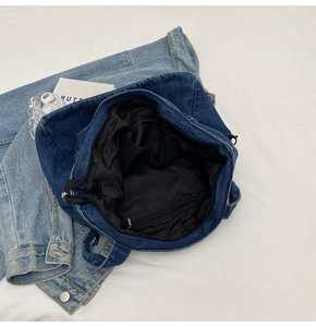 Detailansicht der Denim-Tasche mit Innenfutter und praktischen Aufbewahrungstaschen