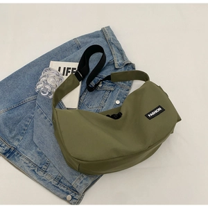 Details der armee-grünen Nylon-Umhängetasche mit Fashion-Label und verstellbarem Gurt