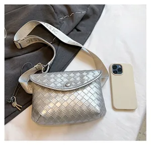 Dettaglio borsa a tracolla intrecciata argento che mostra lo spazio per smartphone