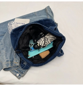 Innenansicht der großen dunkelblauen Denim-Einkaufstasche mit funktionellen Taschen