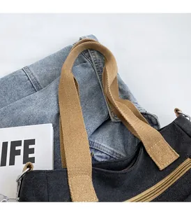 Détail du sac fourre-tout en toile avec poignées kaki et fermeture éclair métallique