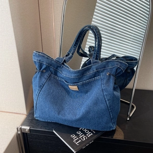 Große marineblaue Denim-Tragetasche mit Vintage-Lederaufnäher und seitlichem Kordelzug