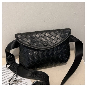 Dettaglio borsa a tracolla intrecciata nera con ampia tracolla in nylon nero