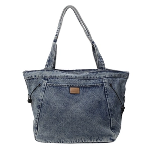 Tragetasche aus gewaschenem blauem Denim mit braunem Lederetikett und Schultergurten