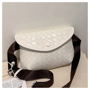 Dettaglio della borsa a tracolla in pelle intrecciata bianca con tracolla jacquard