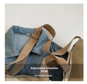 Gros plan d'une bandoulière réglable avec boucle en métal vintage sur un sac en toile