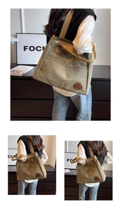 Vue détaillée du sac cabas en toile kaki avec poche zippée et logo rond en cuir