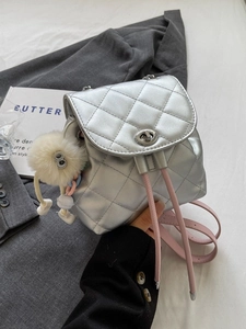 Mini Sac à Dos Matelassé pour Femmes Mode Chaîne Sac à Bandoulière Avec Pendentif Monstre en Peluche Élégant Petit Sac à Dos en Cuir PU pour Femmes