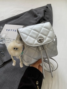 Mini sac à dos matelassé argenté avec bandoulière chaîne et breloque monstre
