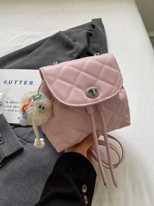 Mini sac à dos matelassé rose avec bandoulière chaîne et porte-clés en peluche doux