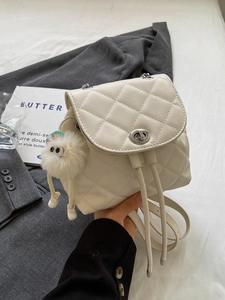 Mini sac à dos matelassé crème avec boucle argentée et charm en peluche pour femme