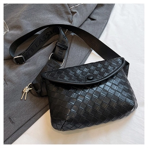 Dettaglio della borsa a tracolla intrecciata nera con ampia tracolla MODERN & CLASSIC