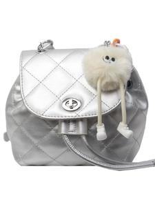 Mini sac à dos matelassé argenté pour femme avec chaîne et pendentif en peluche