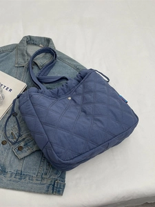 Sac fourre-tout matelassé bleu avec couture en losange et grande capacité de rangement