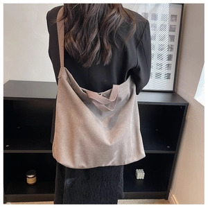 Grand sac fourre-tout en toile minimaliste porté en bandoulière pour les trajets quotidiens